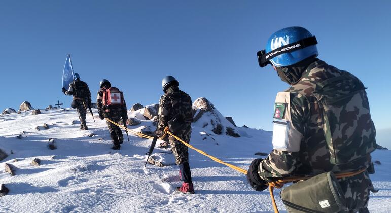 联合国脱离接触观察员部队的维和人员正在隔离区内执行高海拔巡逻任务。